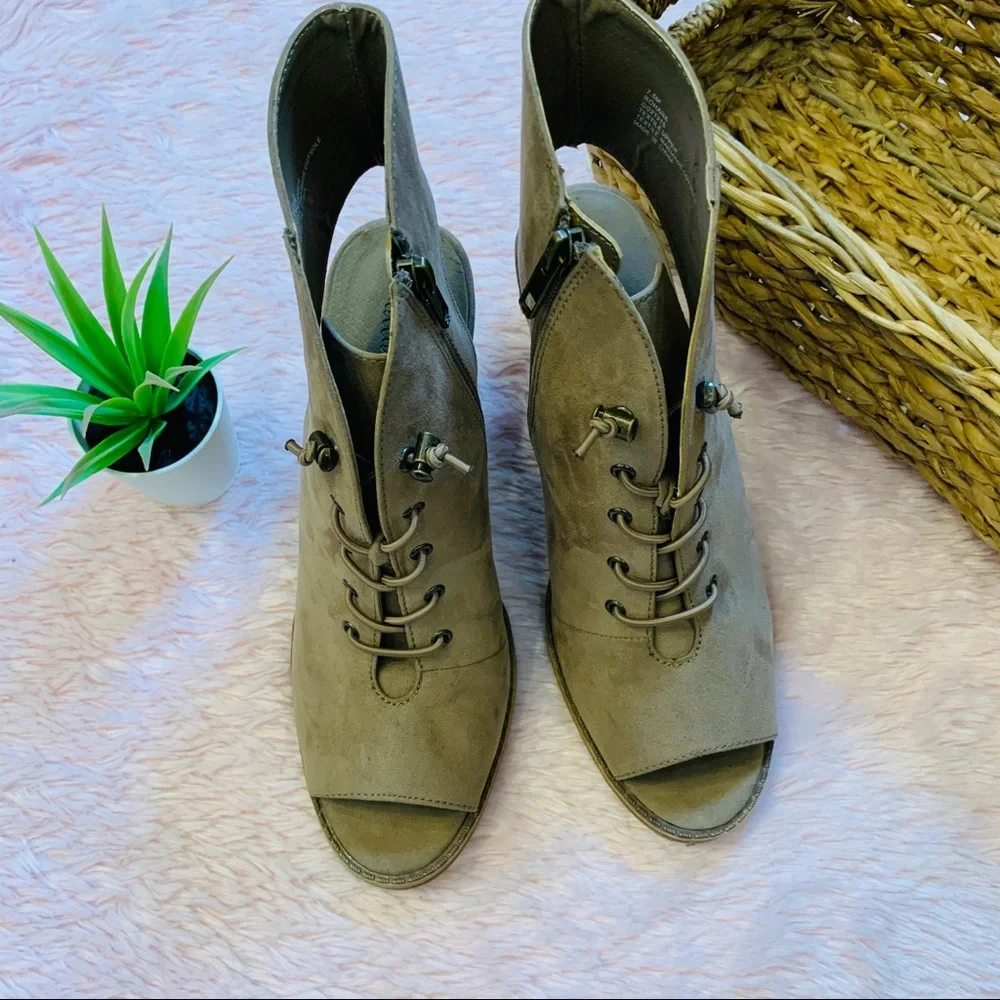 Altar'd State Rohanna Bootie 7.5 Tan Heeled Open - Picture 2 of 9